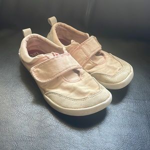 Kids light pink splay Velcro shoes. Comfy, zero drop, minimalist footwear.
